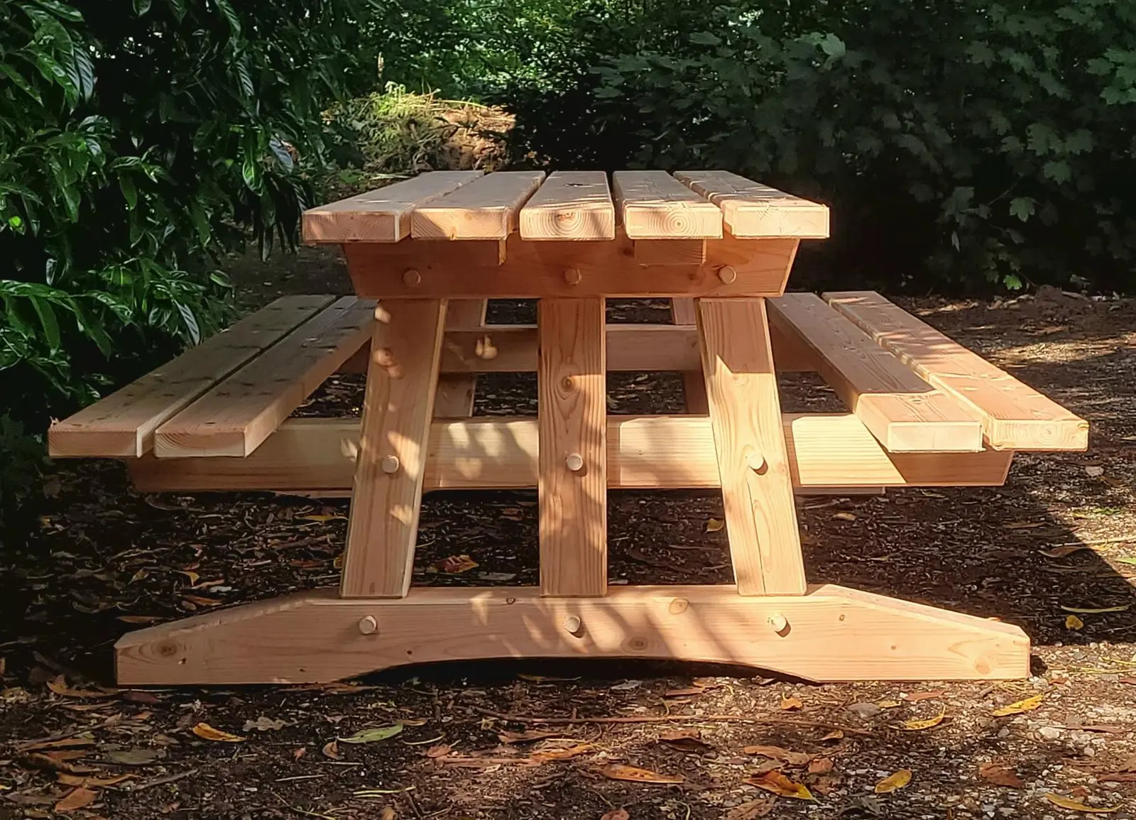 Houten Tafel in Tuin